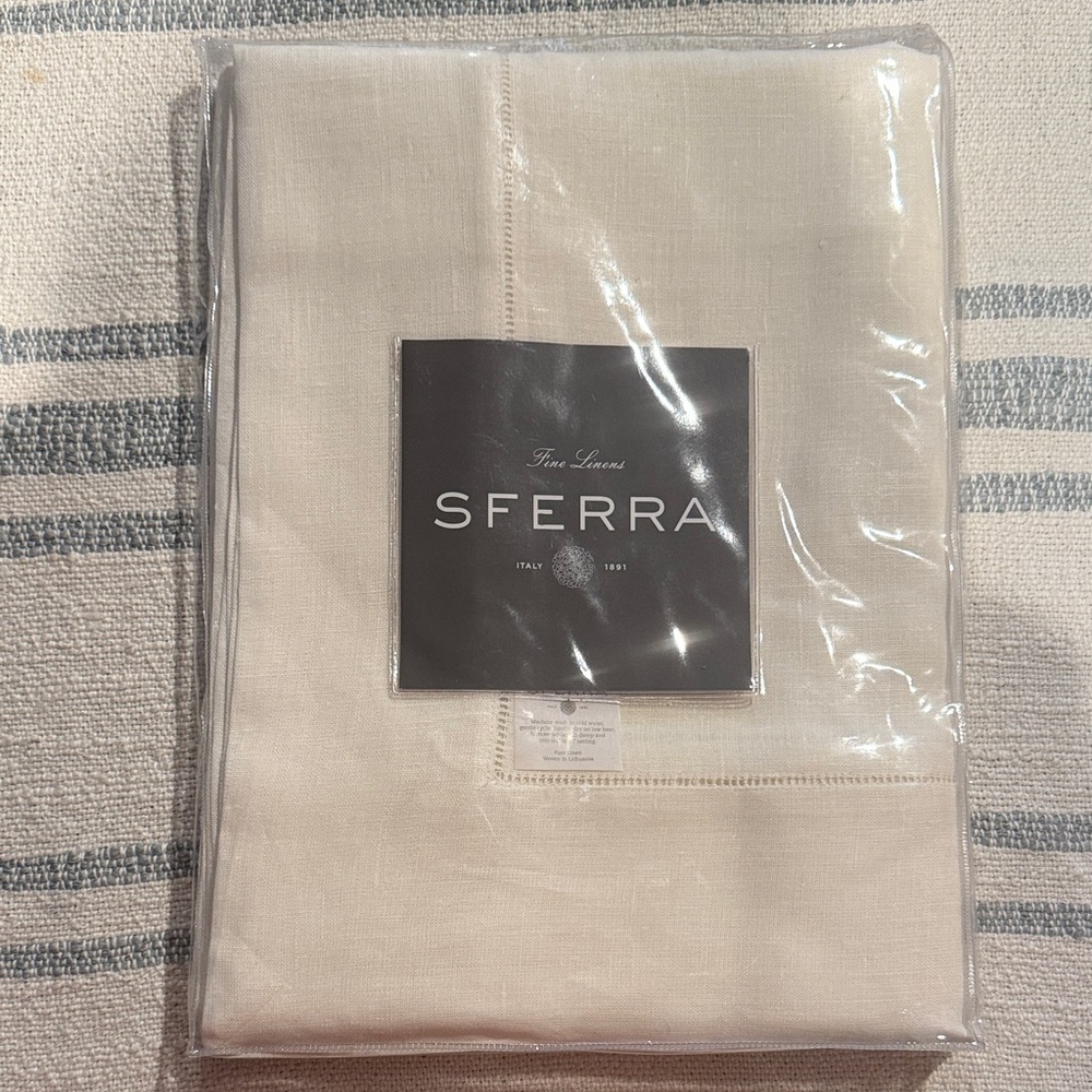 Sferra Festival Tablecloth in Oyster